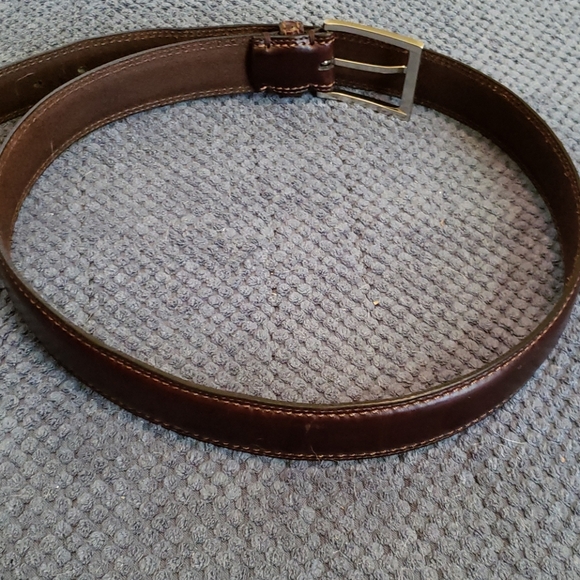 Men's dark brown leather belt, fits size 32", EUC - Picture 7 of 9